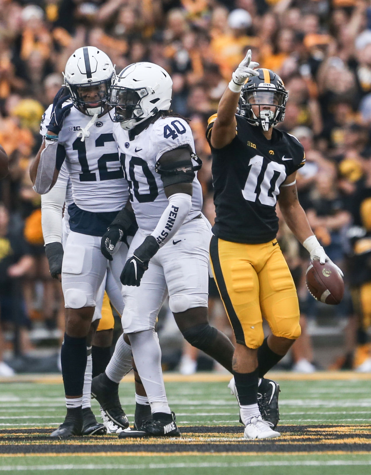 100921-qc-spt-iowa-fball-021